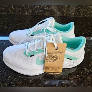 NWT! Nike Women’s Air Winflow 10 Emerald Rise. Size 8.5